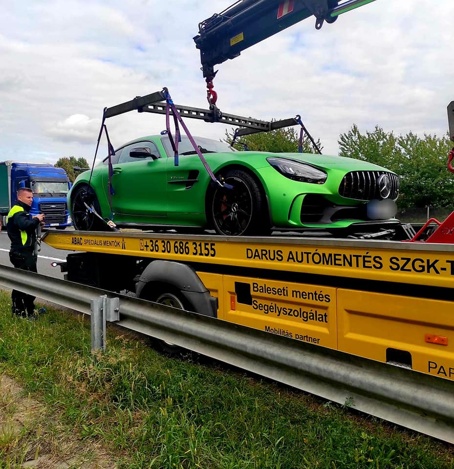 Limitált Mercedes-AMG GTR daruval