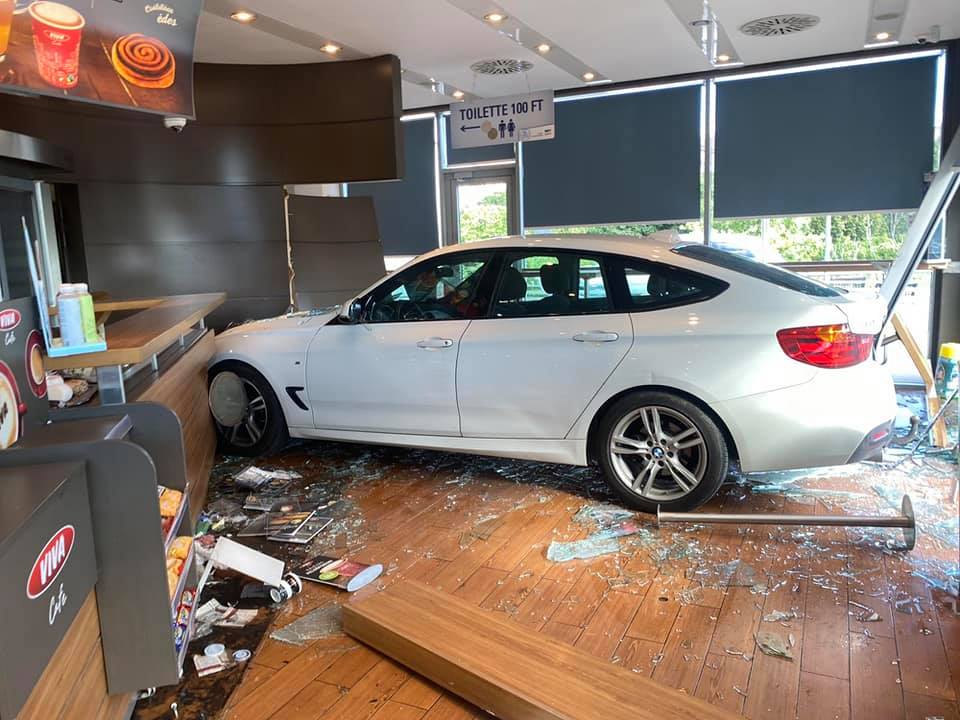BMW a kávézó vásárlóterében