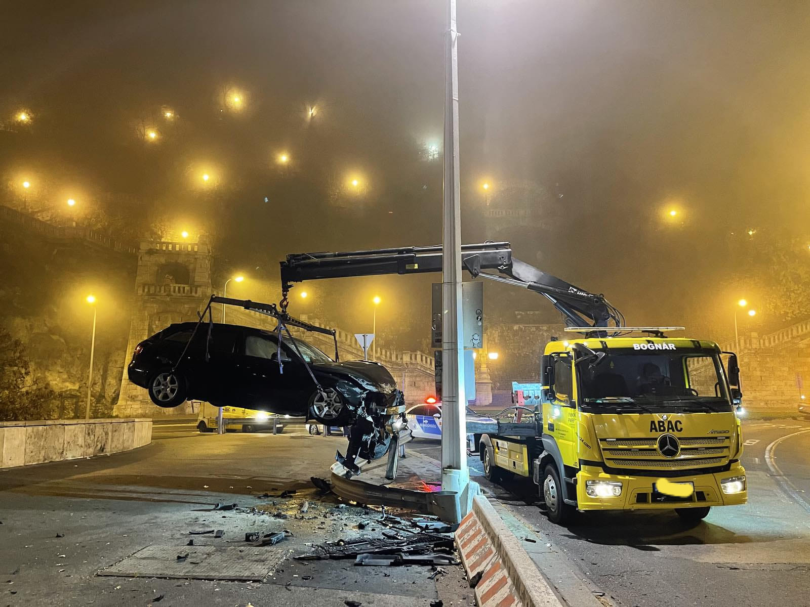 Erzsébet híd ködben, hajnali baleset