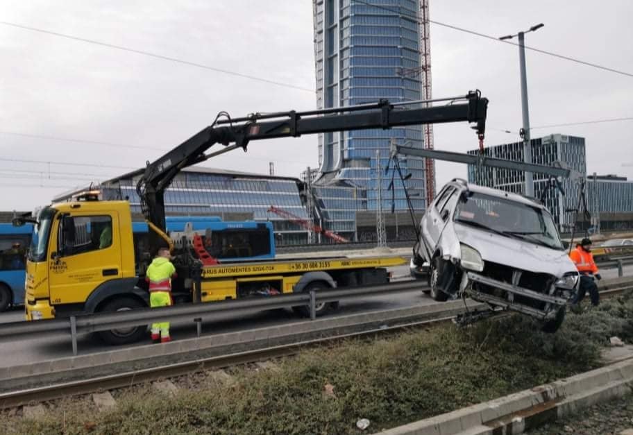 Sínre csúszott autó kiemelése